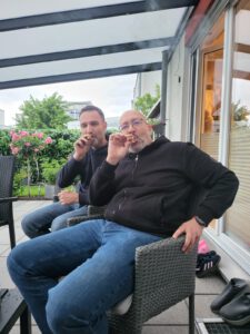 Ronny und Fede genießen eine Zigarre