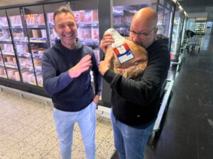 Ronny und Fede genießen den Schinken